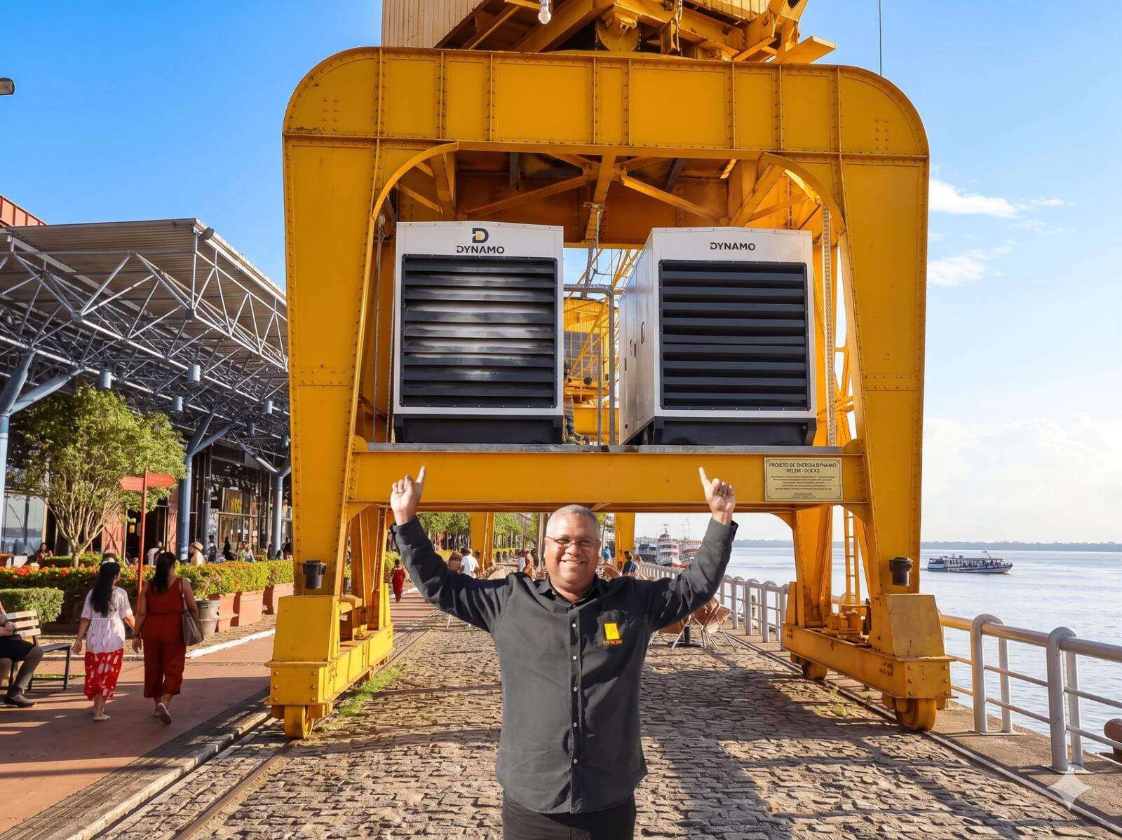 Técnico em campo trabalhando em gerador industrial