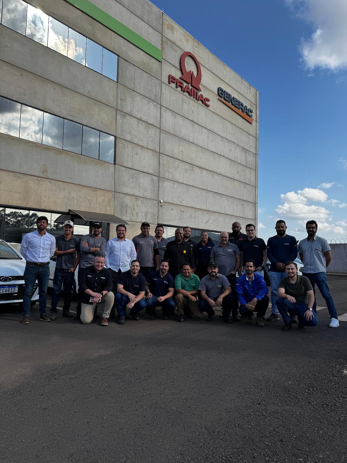Equipe técnica em treinamento prático com gerador industrial